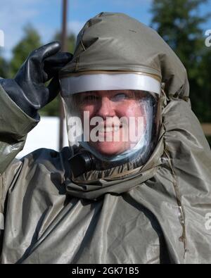 Ein Airman der 673d Medical Group (MDG) hält während der Übung Ready Eagle 21 auf der Joint Base Elmendorf-Richardson, Alaska, am 19. August 2021, mit einem angetriebenen, luftgereinigten Atemschutzanzug für gefährliche Materialien für ein Porträt. Ready EAGLE 21 ist eine Trainingsübung zur medizinischen Bereitschaft, bei der die Fähigkeit des 673d MDG bewertet wurde, auf ein simuliertes Massenereignis nach einem fiktiven CBRN-Angriff zu reagieren, mit dem Ziel, die medizinischen Reaktionsfähigkeiten von JBER zu verbessern. Stockfoto