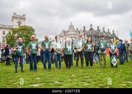 London, Großbritannien. September 2021. Demonstranten auf dem Parliament Square. Extinction Rebellion Demonstranten veranstalteten in Westminster einen "Greenwash"-Protest, Teil ihrer zweiwöchigen Kampagne Impossible Rebellion, die die britische Regierung aufforderte, in der Klima- und Umweltkrise sinnvoll zu handeln. Stockfoto