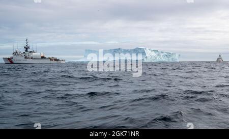 LABRADOR SEA -- (Aug 19, 2021) die USCGC Escanaba (WMEC 907) durchfährt zusammen mit dem 154-Meter-Sentinel-Klasse-Schnellabschneider USCGC Richard Snyder (WPC 1127) in der Labradorsee einen Eisberg. Die Escanaba ist ein 270 Meter langer, berühmter Mittelausdauerschneider mit einer Besatzung von rund 100 Personen und führt Missionen durch, die die Sicherheit im Seeverkehr und die Strafverfolgung betonen Stockfoto