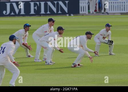 13. September 2021. London, Großbritannien. Bereit für den Fang, als Surrey Essex in der County Championship beim Kia Oval am zweiten Tag anfängt. David Rowe/Alamy Live News Stockfoto