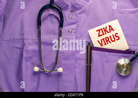 Zika-Virus-Symbol. Medizinische Uniform, weiße Karte mit den Worten Zika-Virus, metallischer Stift und Stethoskop. Medizinisches Zika-Virus-Konzept. Stockfoto