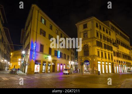 FLORENZ, ITALIEN - 19. SEPTEMBER 2017: Am späten Abend auf den Straßen von Florenz Stockfoto