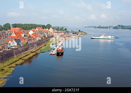 Luftaufnahme aus dem Hafen und der Stadt Woudrichem am Fluss Merwede in den Niederlanden Stockfoto