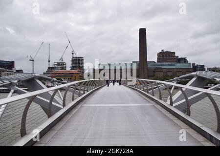 Millennium Bridge und Tate Modern. London, Großbritannien September 2021. Stockfoto