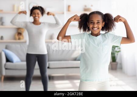 Frechen teen schwarz Mädchen zeigt ihre Muskeln Stockfoto