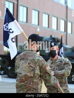 FORT KNOX, Ky. - Sgt. First Class Kennon Black, Operations NCO, Headquarters Support Company, V Corps, gibt die Führung an 1st Sgt. Thomas Elkins, der scheidende erste Sergeant des HSC V Corps, während einer Zeremonie zur Änderung der Verantwortung auf Fort Knox, Kentucky, am 20. August. Während der Zeremonie, 1. Sgt. Steven Folsom, entlastete Elkins und übernahm die Position des ersten Sergeanten von HSC, V Corps. Stockfoto