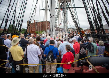 BOSTON (20. August 2021) die USS Constitution startet im Hafen von Boston während einer Kreuzfahrt zu Ehren der Vietnam Veteranen und ihrer Familien an Bord der USS Constitution. USS Constitution, das älteste in Auftrag gegebene Kriegsschiff der Welt, spielte eine entscheidende Rolle in den Barbarenkriegen und dem Krieg von 1812 und verteidigte von 1797 bis 1855 aktiv die Seewege. Während des normalen Betriebs bieten die an Bord der USS Constitution stationierten Aktivsegler kostenlose Touren an und bieten jährlich mehr als 600,000 Menschen öffentliche Besichtigungen an, da sie die Mission des Schiffes unterstützen, die Geschichte und das maritime Erbe der Marine zu fördern Stockfoto