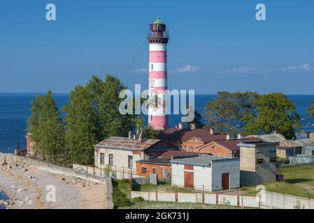 Blick auf den Gebäudekomplex des alten Shepelevsky Leuchtturms an einem sonnigen Junitag. Leningrad, Russland Stockfoto