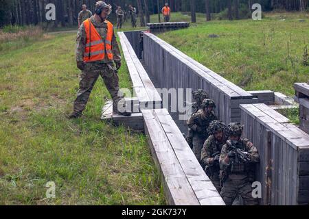 Dänische Soldaten im 2. Gepanzerten Infanterie-Bataillon der dänischen Armee führen am 20 2021. August im Trainingsgebiet Grafenwoehr eine Live-Feuer-Übung mit Wild Leopard durch. Der Zweck der Übung ist es, Zug- und unternehmensgroße Infanterieeinheiten in bewaldetem und urbanem Gelände zusammen zu trainieren. Stockfoto