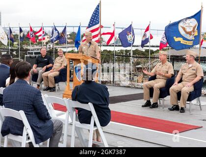 210820-N-GV721-1035 SAN DIEGO (20. August 2021) ADM hinten. John Schommer, stellvertretender Kommandant der Navy Reserve Force, spricht mit Arbeitgebern an Bord des USS Midway Museum während einer Arbeitgeberanerkennungsveranstaltung der Navy (NERE) am 20. August 2021 in San Diego. Ausgewählte Arbeitgeber wurden von ihren Mitarbeitern der Navy Reserve für die Unterstützung ihres Dienstes und insbesondere für die Mobilisierung für die Reaktion des Landes auf die COVID-19-Pandemie, Und eingeladen, an der eintägigen Veranstaltung teilzunehmen, die eine Tour durch Midway umfasst, eine statische Ausstellung von Flugzeugen im Flottenlogistik Support Squadron (VR) 57, einer Ausrüstungsausstellung von Maritime Expeditio Stockfoto