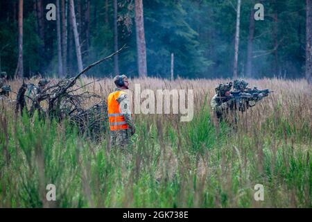 Dänische Soldaten im 2. Gepanzerten Infanterie-Bataillon der dänischen Armee führen am 20 2021. August im Trainingsgebiet Grafenwoehr eine Live-Feuer-Übung mit Wild Leopard durch. Der Zweck der Übung ist es, Zug- und unternehmensgroße Infanterieeinheiten in bewaldetem und urbanem Gelände zusammen zu trainieren. Stockfoto