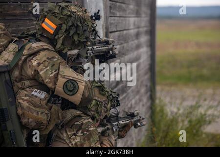 Dänische Soldaten im 2. Gepanzerten Infanterie-Bataillon der dänischen Armee führen am 20 2021. August im Trainingsgebiet Grafenwoehr eine Live-Feuer-Übung mit Wild Leopard durch. Der Zweck der Übung ist es, Zug- und unternehmensgroße Infanterieeinheiten in bewaldetem und urbanem Gelände zusammen zu trainieren. Stockfoto