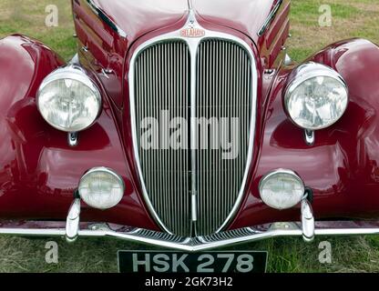 Nahaufnahme, Vorderansicht eines Red, 1938, Delahaye 135MS, ausgestellt in der Stil- und Eleganzabteilung der 30er Jahre der London Classic Car Show 2021. Stockfoto