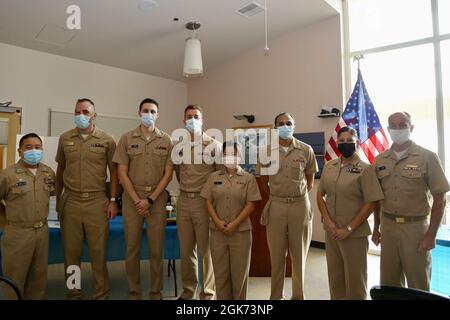 Matrosen, die dem Navy Medicine Readiness and Training Command Lemoore zugewiesen wurden, feiern den 109. Geburtstag des US Navy Dental Corps während einer kleinen Zeremonie in der Naval Health Clinic Lemoore. Von links nach rechts: Capt. Romeo Tizon, Jr., LT. Cmdr. Andrew Knudson, LT. Ronald Dayton III, LT. Kyle Birchall , LT. Sojeong Kim, LT. Cmdr. Raghav Khandelwal, HMCM Christina Wood, Cmdr. Kirt Nilsson. Stockfoto