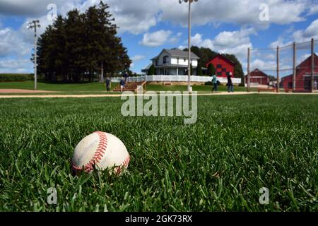 Blick aus dem Außenfeld auf den ehemaligen Filmset von The Field of Dreams in Dyersville Iowa. Der Fokus liegt auf dem Baseballspiel. Stockfoto