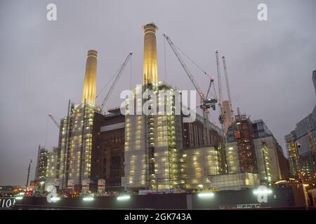 Battersea Power Station Reentwicklung, Blick bei Nacht. London, Großbritannien, 22. Januar 2020. Stockfoto