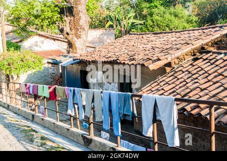 Wäschetrocknung an einem Geländer in Suchitoto, El Salvador Stockfoto