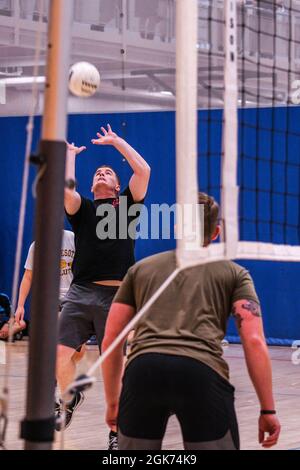 Team Minot veranstaltet die 7. Jährlichen You Matter Summer Games auf der Minot Air Force Base, North Dakota, 20. August 2021. Das Team Minot Airmen nimmt den ganzen Tag über an zahlreichen Veranstaltungen Teil, darunter Wassersport, Dodgeball, Basketball, Tauziehen und andere Aktivitäten. Die Gewinner der 2021 You Matter Sommerspiele sind 5. Bauingenieursgeschwader an erster Stelle, Force Support Squadron an zweiter Stelle und 891 Sicherheitskräfte an dritter Stelle. Stockfoto