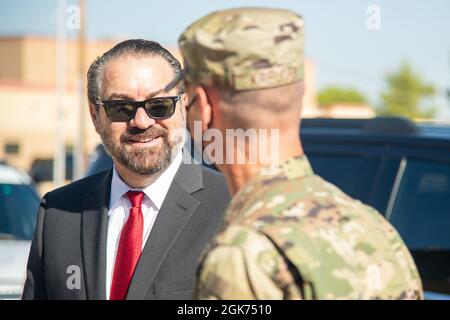 Brig. General Gregory Kreuder, rechts, Kommandant des 56. Kampfflügels, begrüßt Mark Brnovich, links, Generalanwalt von Arizona, 20. August, 2021, auf der Luke Air Force Base, Arizona. Brnovichs Besuch beinhaltete einen Missionsbericht über den Flügel, eine Führung durch das Akademische Ausbildungszentrum und eine virtuelle Demonstration des F-35A Lightning II, die von Piloten mit dem 62. Jagdgeschwader durchgeführt wurde. Brnovich besuchte die Basis und traf sich mit der Führung der Flügel, um Lukes Mission zu beobachten, die größten Kampfpiloten der Welt und kampfbereite Luftwaffe auszubilden. Stockfoto