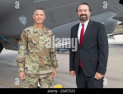 Mark Brnovich, rechts, Arizona Attorney General, und Brig. General Gregory Kreuder, links, Kommandant des 56. Kampfflügels, posiert für ein Foto vor einem F-35A Lightning II während eines Basisbesuches am 20. August 2021 auf der Luke Air Force Base. Brnovich bereiste verschiedene Orte rund um den Stützpunkt, darunter das 56. FW-Hauptquartier, das F-35 Academic Training Center und das 62. Jagdgeschwader. Brnovich besuchte den Stützpunkt und traf sich mit der Führung der Flügel, um Luke’s Mission zu beobachten, die größten Kampfpiloten der Welt und kampfbereite Airmen auszubilden. Stockfoto