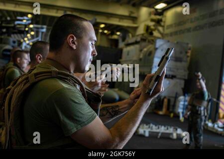 PAZIFISCHER OZEAN (19. August 2021) US-Marineinfanteristen mit der All Domain Reconnaissance Detachment, 11. Marine Expeditionary Unit (MEU), führen an Bord des amphibischen Sturmschiffs USS Essex Schnellübungen durch. Marineinfanteristen und Matrosen der 11. MEU und der Essex Amphibious Ready Group führen Routineoperationen in der 3. US-Flotte durch. Stockfoto