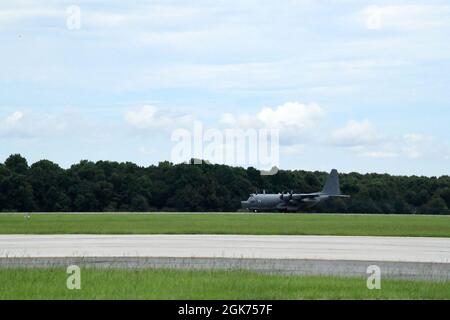 Ein MC-130H Combat Talon II-Flugzeug vom 1. Special Operations Wing auf dem Hurlburt Field, Florida, führt ein Touch-and-Go-Manöver auf der Robins Air Force Base, Georgia, am 20. August 2021 durch. Das Manöver ist die Landung eines Flugzeugs mit einem sofortigen Start, um Piloten und Flugzeugbesatzungen dabei zu unterstützen, Annäherungs-, Landen- und Starts-Verfahren zu üben. Stockfoto