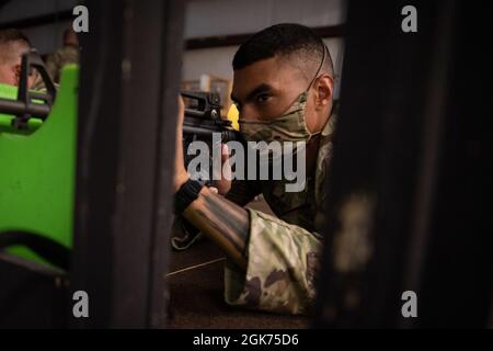 Army Reserve Spc. Kaleb T. Gilmore aus Peoria, Illinois, der 447th Military Police Company zugeordnet, führt die Qualifizierung von chemischen, biologischen, radiologischen und nuklearen (CBRN) Waffen auf einem virtuellen Gewehrbereich durch, 21. August 2021 im Camp Shelby Joint Forces Training Center, Der Verlobungsqualifikationstrainer (EST) II simuliert einen Waffenqualifizierungsbereich in einer virtuellen Umgebung, sodass sich Soldaten qualifizieren können, ohne dabei die lebensechte Munitionsaufwands zu verbrauchen. Stockfoto