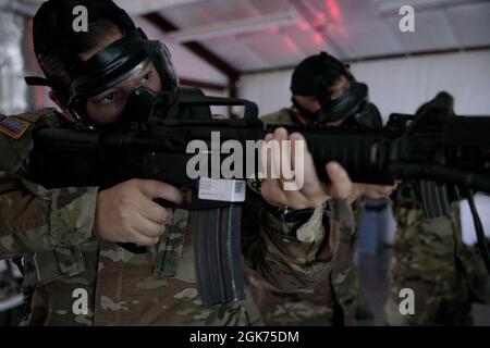 Army Reserve Spc. Victoria R. Loberger aus Green Bay, Wis., die der 447th Military Police Company zugeordnet ist, führt die Qualifizierung von chemischen, biologischen, radiologischen und nuklearen (CBRN) Waffen auf einem virtuellen Gewehrbereich durch, 21. August 2021 im Camp Shelby Joint Forces Training Center, Der Verlobungsqualifikationstrainer (EST) II simuliert einen Waffenqualifizierungsbereich in einer virtuellen Umgebung, sodass sich Soldaten qualifizieren können, ohne dabei die lebensechte Munitionsaufwands zu verbrauchen. Stockfoto