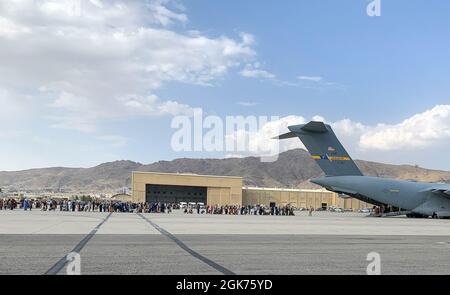 Fallschirmjäger von XVIII Airborne Corp unterstützen weiterhin die nicht-kämpferische Evakuierungsmission (NEO) in Afghanistan, 21. August 2021. Die Einheiten der XVIII Airborne Corp: 44. Medizinische Brigade, 82. Airborne Division, 10. Bergdivision, 16. Militärische Polizeibrigade und 35. Signal Brigade evakuieren weiterhin sicher amerikanische Bürger und designierte Afghanen vom Hamid Karzai International Airport in Kabul. Das Verteidigungsministerium unterstützt das Außenministerium bei der Evakuierung von US-Zivilpersonal, Antragstellern für Visa für Sondereinwanderer und anderen gefährdeten Personen aus Afghanistan Stockfoto