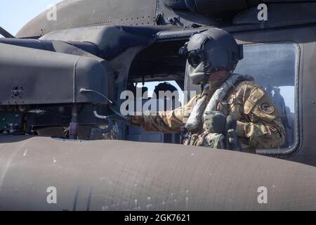 Die Luftbesatzung mit dem 1. Bataillon, dem 228. Luftfahrtregiment, der Joint Task Force-Bravo, dem Soto Cano Air Base, Honduras, führt an Bord des Royal Fleet Auxiliary Wave Knight der Royal Navy in der Karibik, 18. August 2021, eine Qualifikation zur Landung an Deck durch. Qualifikationsmissionen zur Landung auf Deck stellen sicher, dass die Mitglieder der Luftbesatzung im Falle eines Überwassernotfalls, wie z. B. eines abgestürzten Flugzeugs, einer Katastrophenhilfe, einer medizinischen Luftevakuierung oder einer Such- und Rettungsmission über offenem Wasser, reagieren können. Stockfoto