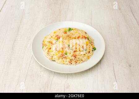 Typische drei Delikatessen Chinesisches Reisgericht, zubereitet in einem Restaurant mit Gisanstes, gehackten Rühreiern, Schinken und Karotten Stockfoto