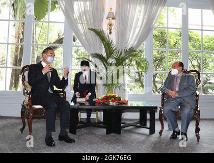 Phnom Penh. September 2021. Der chinesische Staatsrat und Außenminister Wang Yi trifft sich mit dem stellvertretenden kambodschanischen Premierminister Hor Nam Hong in Phnom Penh, Kambodscha, 13. September 2021. Quelle: Xinhua/Alamy Live News Stockfoto