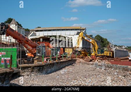 Devon, England, Großbritannien. 2021. Bauunternehmer, die im Jahr 2021 am Bau einer neuen Ufermauer am Bahnhof Dawlish arbeiten, mit Fertigstellung im Jahr 1922. Stockfoto