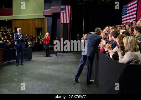 Präsident Barack Obama schüttelt die Hände, als er die Bühne betreten hat, nachdem er von Vizepräsident Joe Biden und Dr. Jill Biden für seine Ausführungen über die Erschwinglichkeit des Colleges am Pellissippi State Community College in Knoxville, Tennessee, 9. Januar 2015, vorgestellt wurde. (Offizielles Foto des Weißen Hauses von Pete Souza) Dieses offizielle Foto des Weißen Hauses wird nur zur Veröffentlichung durch Nachrichtenorganisationen und/oder zum persönlichen Druck durch die Betreffzeile(en) des Fotos zur Verfügung gestellt. Das Foto darf in keiner Weise manipuliert werden und darf nicht in kommerziellen oder politischen Materialien, Anzeigen, E-Mails, Produkten, Stockfoto