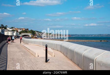 Dawlish, Devon, England, Großbritannien. 2021. Ein Abschnitt der neuen Meeresmauer mit einem erhöhten Abschnitt des Gehwegs und der Eisenbahnlinie in Dawlish, einem Küstenort in Stockfoto