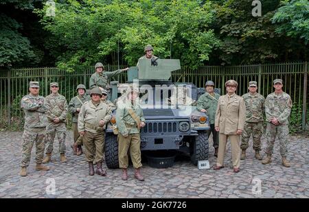 US-Soldaten, die mit dem 1. Bataillon, der 5. Feldartillerie (1-5 FA) und der 50. Regionalen Unterstützungsgruppe (RSG) stationiert sind, führen eine statische Ausstellung durch, und lokale Reenaktoren des Zweiten Weltkriegs nehmen am 21. August 2021 an einer Gemeindeveranstaltung in Fort I in Toruń, Polen, Teil. Die Community-Veranstaltung, zu der sie versammelt sind, zeigt eine neue Ausstellung zur Erinnerung an die Kampagnen der US-Armee in Polen sowie Geschichten über die Zusammenarbeit der US-Streitkräfte und der polnischen Streitkräfte während des Zweiten Weltkriegs Der FA 1-5 hat seinen Sitz in Fort Riley, Kansas. Die 50. RSG ist eine Florida Guard Einheit aus Homestead, Florida. Stockfoto