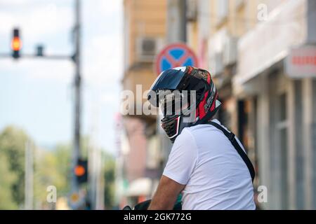 Motorradfahrer, die an einer Ampel auf Grün an einer Kreuzung in der Stadt warten Stockfoto