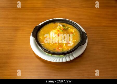 Chinesisches Rezept von Jasminsuppe mit Gemüse und Huhn auf Holztisch Stockfoto