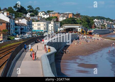 Dawlish, Devon, England, Großbritannien. 2021. Ein Überblick über einen Abschnitt der neuen Meeresmauer und Eisenbahnlinie in Dawlish, einem Küstenort in Devon, Großbritannien Stockfoto