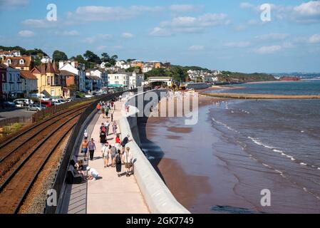 Dawlish, Devon, England, Großbritannien. 2021. Ein Überblick über einen Abschnitt der neuen Meeresmauer und Eisenbahnlinie in Dawlish, einem Küstenort in Devon, Großbritannien Stockfoto