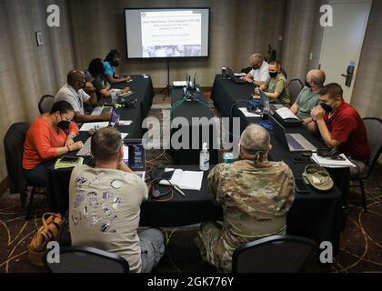 210822-N-PC620-0012 BATON ROUGE, La. – Joint Task Force Civil Support Incident Support Team 4 Mitarbeiter präsentieren während der COVID-19-Einsatzeinsätze in Baton Rouge, Louisiana, 22. August 2021, einem medizinischen Notfallteam der 81st Medical Group in einem lokalen Hotel einen Missionsauftrag. Das U.S. Northern Command setzt sich über die U.S. Army North weiterhin für die flexible Unterstützung der COVID-19-Reaktion der gesamten Regierung durch das Verteidigungsministerium ein. Stockfoto