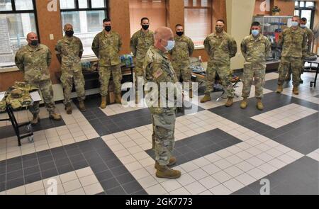 Generalmajor Raymond Shields, der Adjutant General von New York, spricht mit Dienstmitgliedern der New York Air und Army National Guard, die in den aktiven Dienst des Staates gestellt wurden, als der Tropensturm Henri in New York bei F.S. landet Gabreski Air National Guard Base am 22,2021. August in Westhampton Beach, New Yorrk. Als Teil der Reaktion der Staaten auf den US-amerikanischen „Hort Henri“ aktivierte die New Yorker Nationalgarde 500 Soldaten und Luftwaffe auf Long Island, im Hudson Valley, New York und im Gebiet von Albany, um auf alle staatlichen Unterstützungsanfragen zu reagieren. Stockfoto