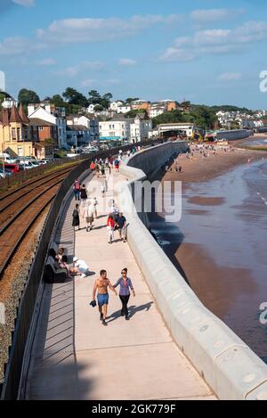 Dawlish, Devon, England, Großbritannien. 2021. Ein Überblick über einen Abschnitt der neuen Meeresmauer und Eisenbahnlinie in Dawlish, einem Küstenort in Devon, Großbritannien Stockfoto