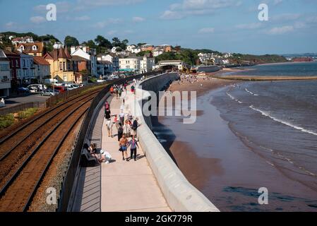 Dawlish, Devon, England, Großbritannien. 2021. Ein Überblick über einen Abschnitt der neuen Meeresmauer und Eisenbahnlinie in Dawlish, einem Küstenort in Devon, Großbritannien Stockfoto