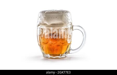 Ein Glas frisch gezapftes Bier auf weißem Hintergrund. Stockfoto