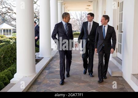 Präsident Barack Obama spricht mit dem Stabschef Jack Lew, Mitte, und Finanzminister Timothy Geithner, während sie am 10. Januar 2013 auf der Kolonnade des Weißen Hauses spazieren. Später kündigte der Präsident Lew als seinen Kandidaten an, Geithner als Finanzminister zu ersetzen.(Offizielles Foto des Weißen Hauses von Pete Souza) Dieses offizielle Foto des Weißen Hauses wird nur zur Veröffentlichung durch Nachrichtenorganisationen und/oder zum persönlichen Druck durch die Betreffenden des Fotos zur Verfügung gestellt. Das Foto darf in keiner Weise manipuliert werden und darf nicht in kommerziellen oder politischen Materialien verwendet werden, Werbung Stockfoto