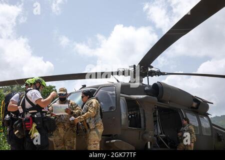 Bürgersoldaten der Puerto Rico Army National Guard Aviation unterstützen das Katastrophenschutzteam (DART) der US-Agentur für internationale Entwicklung mit Hubschraubern und transportieren sie Stockfoto