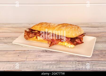 Tolles Sandwich mit französischem Omelett und viel gebratenem Speck in einem Laib Ciabatta-Brot im reinsten spanischen Stil Stockfoto