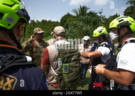 Bürgersoldaten der Puerto Rico Army National Guard Aviation unterstützen das Katastrophenschutzteam (DART) der US-Agentur für internationale Entwicklung mit Hubschraubern und transportieren sie Stockfoto