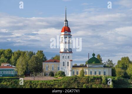 Blick auf die alte Kirche der Himmelfahrt der seligen Jungfrau Maria an einem Augusttag. Totma, Russland Stockfoto